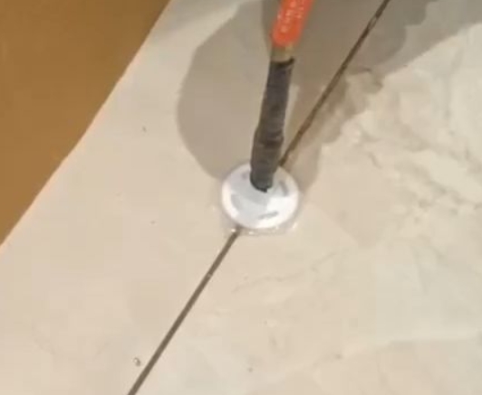 沙坡头瓷砖空鼓维修公司专业解答瓷砖在铺贴过程中，如果没有涂抹均匀到位的粘结材料（如水泥砂浆或瓷砖胶），可能会导致以下问题