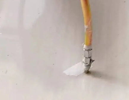 沙坡头瓷砖空鼓维修公司专业解答在瓷砖铺贴过程中，如果使用的砂料过粗（如全部使用了粗砂），可能会导致以下问题